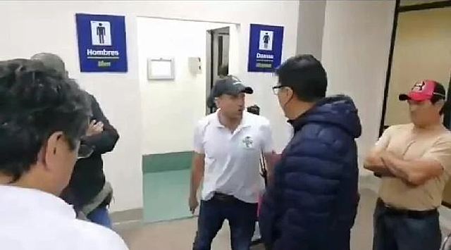 Camacho se encuentra retenido en El Alto rodeado de una turba que lo amenaza de muerte