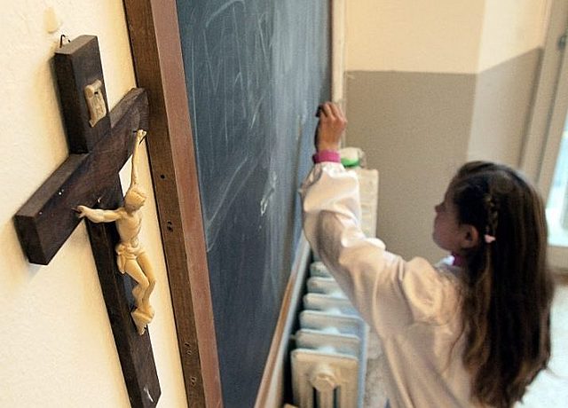 Establecimiento de la educación religiosa obligatoria