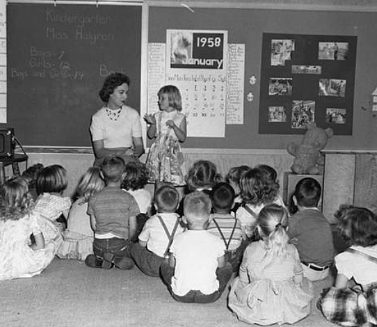 Se Incorpora el Preescolar al Sistema Educativo.