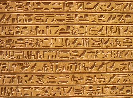 Surgen los primeros jeroglíficos.