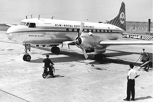Primer vuelo de un avión comercial