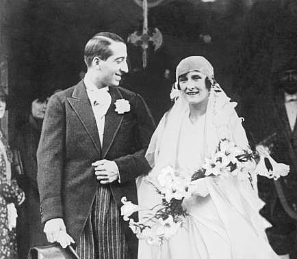 Il s'est marié avec Simone Thion de La Chaume