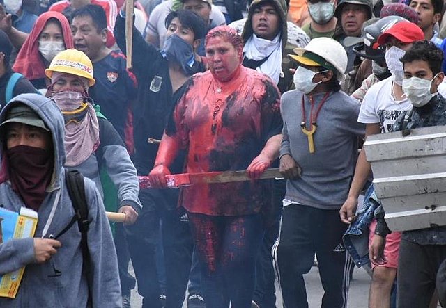 Vecinos retienen a alcaldesa de Vinto y queman edificio de la Alcaldía