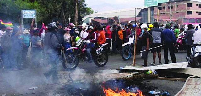 Duros enfrentamientos dejan un muerto y al menos 90 heridos en Cochabamba