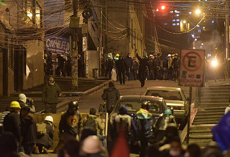 Choque entre mineros y universitarios deja al menos diez heridos en el centro de La Paz