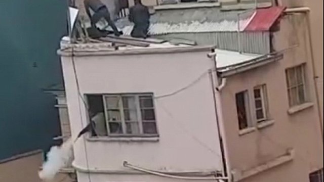 Lanzan petardos a manifestantes desde el techo del Ministerio de Salud