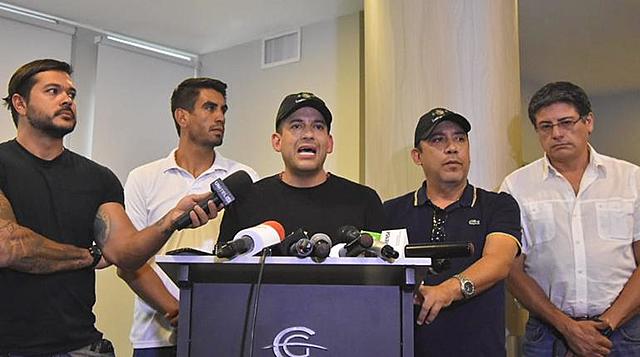 Camacho rechaza entregar la carta en ventanilla y pide a Evo dar la cara