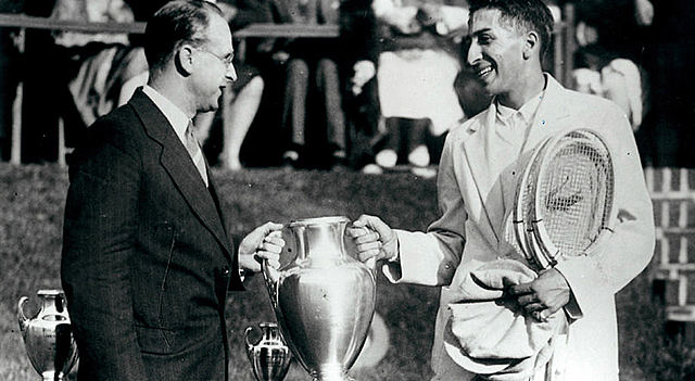 René Lacoste a joué avec l’équipe français de la Coupe Davis