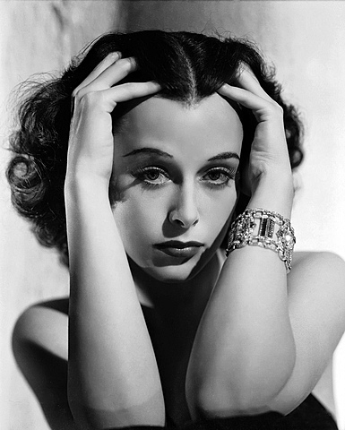 Hedy abandona sus estudios.
