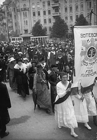 Kvinnor får rösträtt