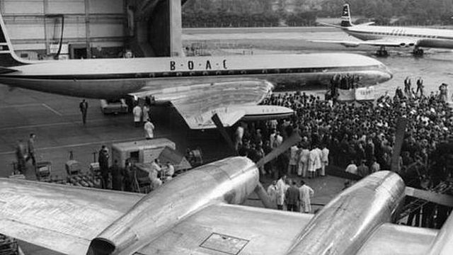 Primer vuelo de avión comercial