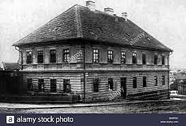 Mueren los padres de Comenio. Asiste a la escuela de Straznice.