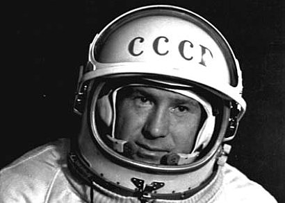 El cosmonauta ruso Alexei Leonov realiza el primer paseo espacial tras viajar en la cápsula Vostok 2.