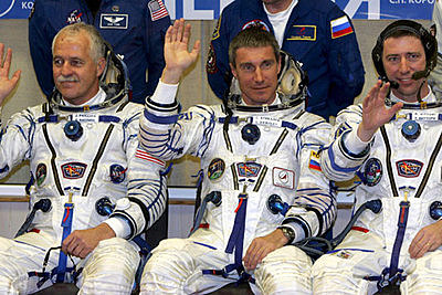 Dos astronautas rusos, Serguei Krikaliov y Yuri Guidzenko ,y uno estadounidense, William Shepard, son los primeros habitantes la Estación Espacial Internacional, que se puso en órbita en 1998.