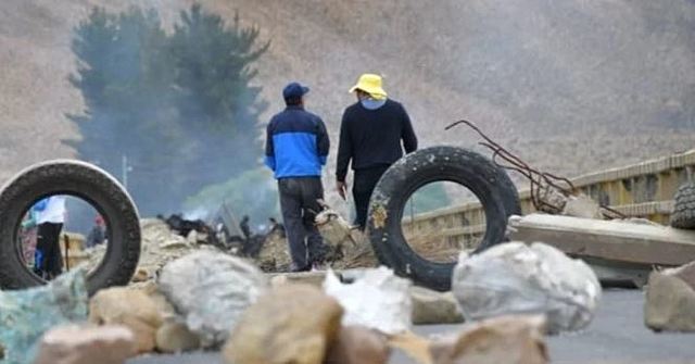 Afines al MAS bloquean en Oruro y La Paz para evitar el paso de caravanas