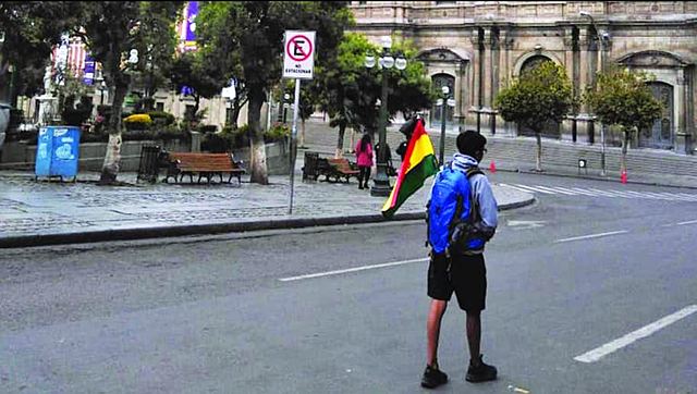 Plaza Murillo está custodiada por ciudadanos que defienden su voto