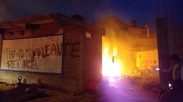 Queman la casa del gobernador de Oruro tras emboscada en Vila Vila