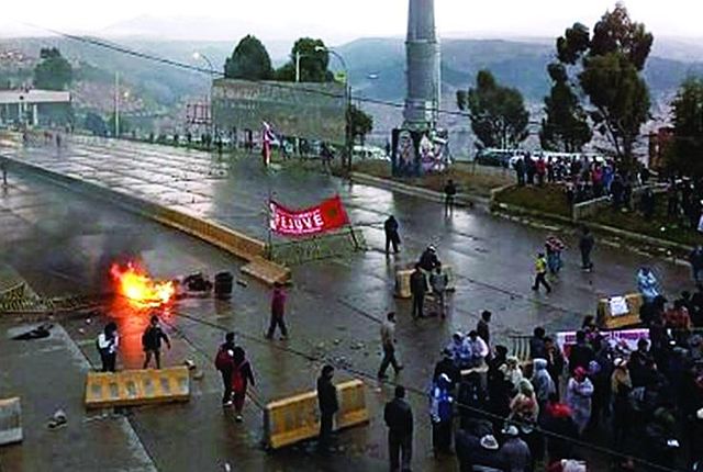 Fejuve masista toma peaje en El Alto