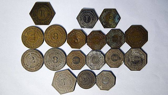 Se continúa usando la moneda que se conocía como “ficha” en el sector campesino, sin embargo, no fue aprobada por la ley.  Se da un acuerdo entre el Banco Central de Guatemala y La República para la edición de billetes y monedas.