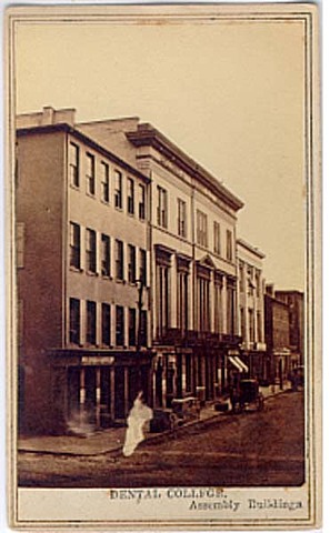 Se crea la primera escuela de Odontología “The Baltimore College of Dental Surgery”. Publicación de la primera revista dental, The American journal of Dental Science