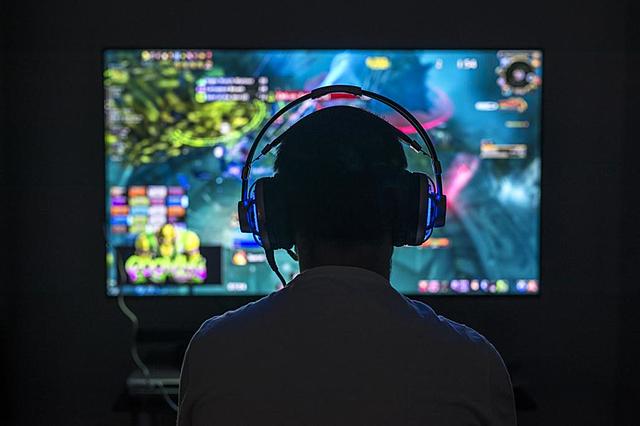 Competitive Gaming: Intimacy Vs Isolation