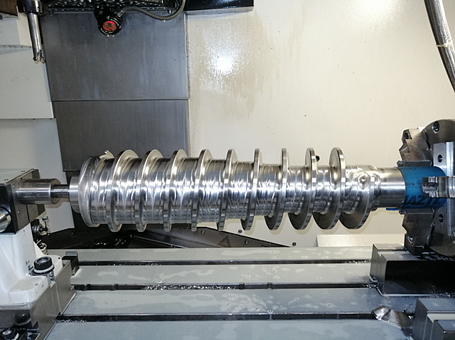 Mecanizado de radio 5mm en piso y de chaflán en espiral por diametro exterior.