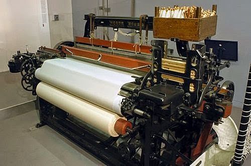 Edmund Cartwright invents the power loom