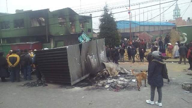 Turbas queman y destruyen unas ocho unidades policiales en El Alto y La Paz en un día