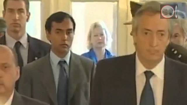 baja de los cuadros de Videla y Bignone