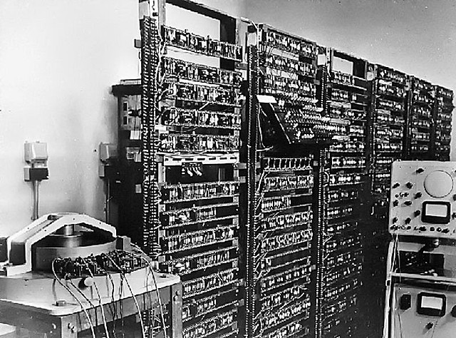 Manchester transistorized computer  Grimsdale and Webb build early transistorized computer