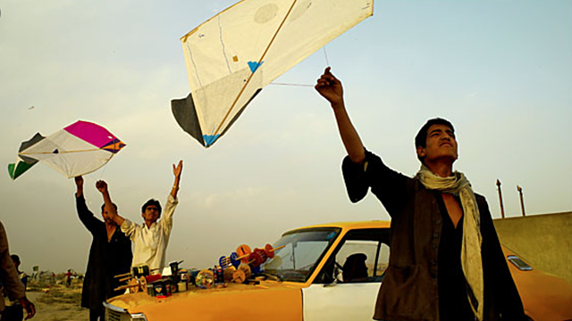 Sohrab and Amir return to America and fly kites together.