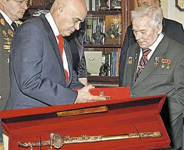 Михаил Калашников получил в дар от президента Уго Чавеса высшую награду республики — копию знаменитой шпаги Симона Боливара, которая является реликвией Венесуэлы и вручение копии приравнивается к самой высокой награде страны.