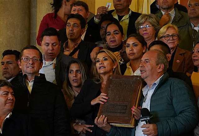 Áñez asume la Presidencia de Bolivia ante vacancia y aplicando la sucesión constitucional