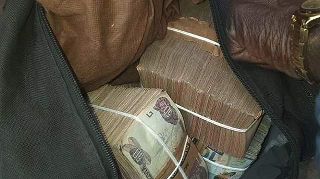 Tres cubanos son aprehendidos en posesión de Bs 90 mil en El Alto