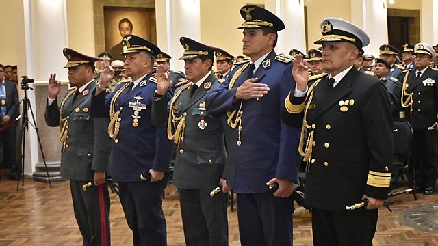 Carlos Orellana jura como Comandante en Jefe de las FFAA