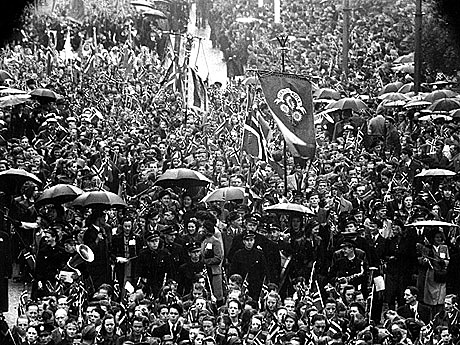 Soldatene kommer hjem fra krigen