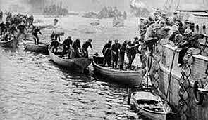 British and French troops evacuate Dunkerque