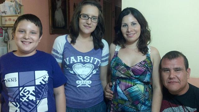 Flesboi con su hermana, su tía y su apa