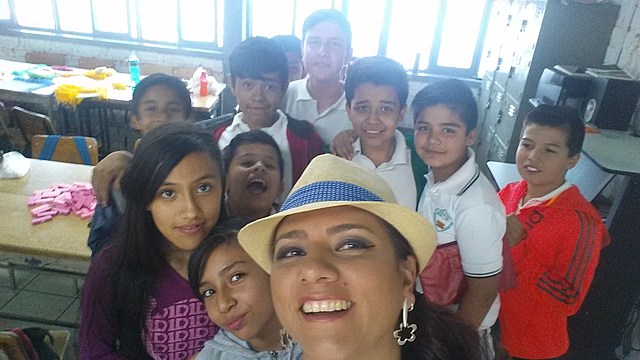 El flesboi con sus compañeros de la primaria y su primer jainita, la maestra