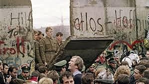 il Muro viene abbattuto