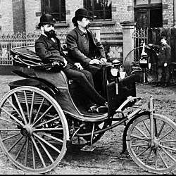 Karl Benz desarrolla el primer automóvil que tenía forma de triciclo. Estaba equipado de un pequeño motor de cuatro tiempos, horizontal monocilíndrico y contaba con un carburador y refrigeración por agua.