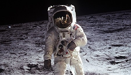 Hombre llega a la luna