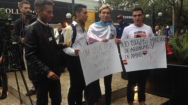 Más que 'besatón', un plantón contra la homofobia