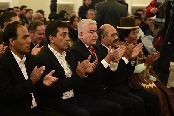 Juran 5 nuevos ministros con miras a pacificar el país