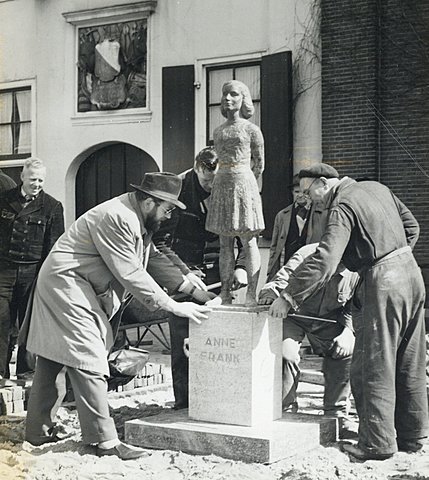 Placement of the statue of Anne Frank in Utrecht