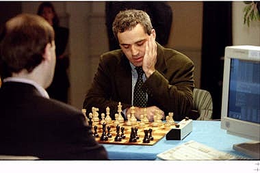 Una máquina lucha contra el hombre y gana (Big Blue gana al ajedrez al campeón mundial Kasparov).