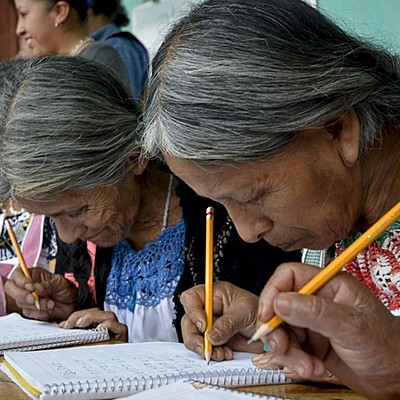 Timeline: Crisis y descentralización educativa