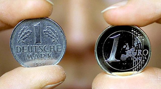 Die deutsche Mark wird durch den Euro ersetzt