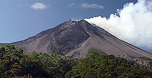 EL VOLCÀ MERAPI ENTRA EN ERUPCIÓ