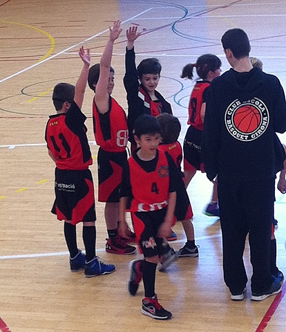 M'INICIO A JUGAR A BÀSQUET